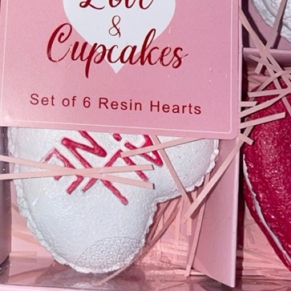 Love and Cupcakes Resin Valentine's Day Conversation Hearts Macaroon Table Decor - Picture 4 of 4